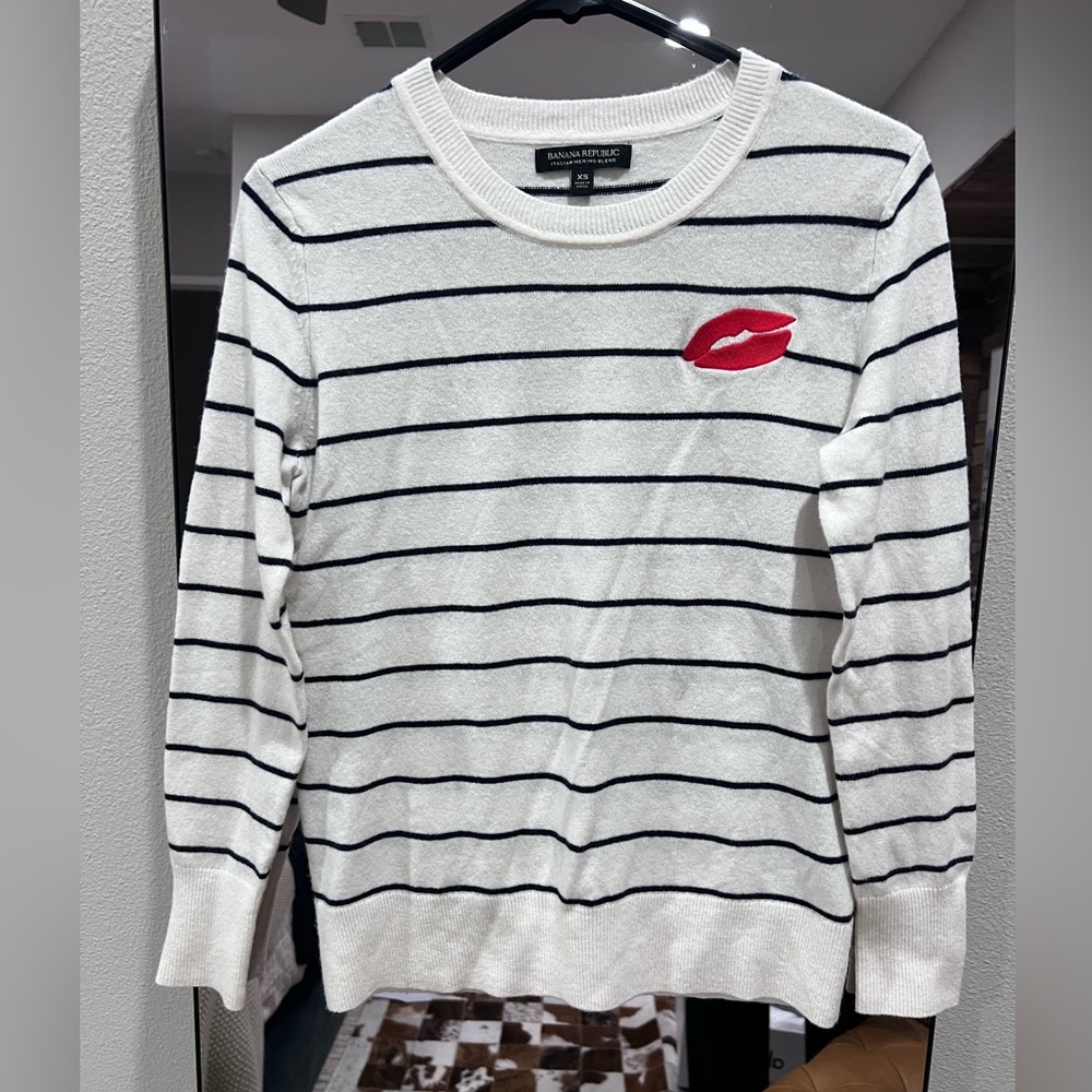 Banana Republic XS Lips design Italian Merino blend sweater